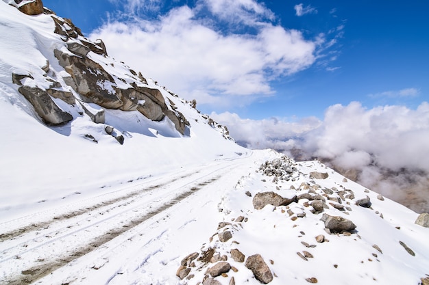 En el camino en el paisaje de Leh Ladakh.