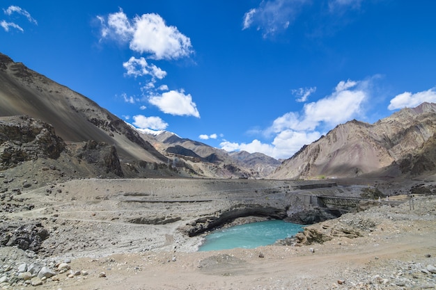 Foto en el camino en el paisaje de leh ladakh