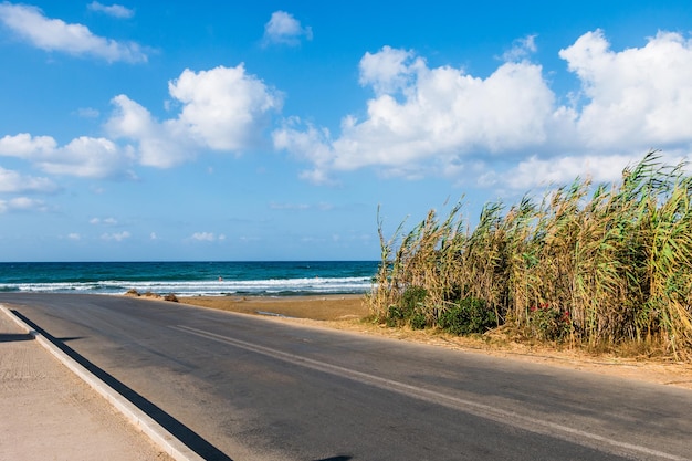 Foto camino del paisaje a lo largo del mar en creta grecia