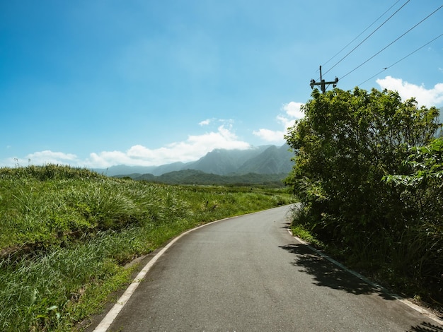 Foto camino y paisaje de montaña en un día soleado