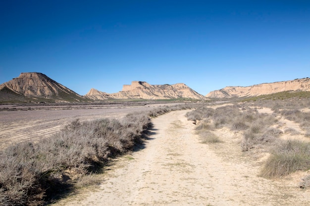 Camino y Paisaje en el Parque de las Bardenas Reales en Navarra, España