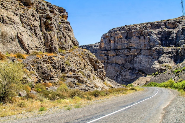 Foto camino en el paisaje del valle de montaña