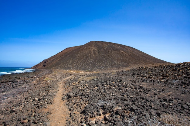 camino entre paisaje volcánico en la isla de lobos, Fuerteventura