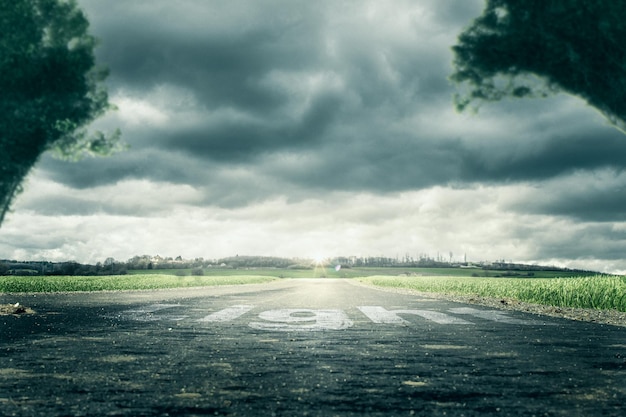 Foto un camino con la palabra alto en él