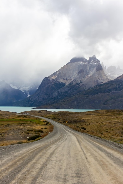 Camino en el parque nacional chileno en la patagonia torres del paine
