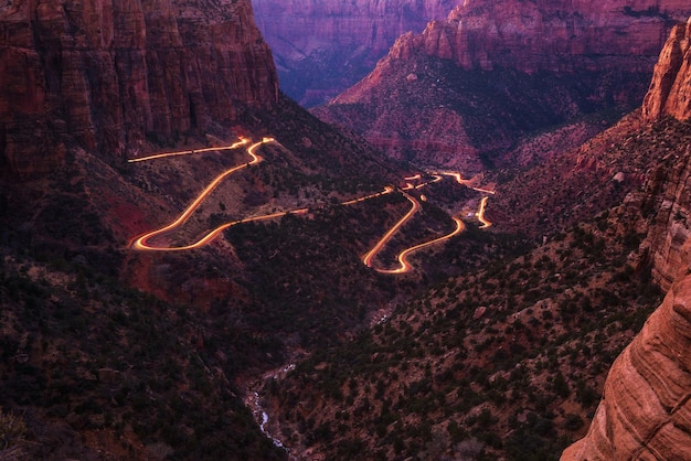 Camino en el Parque Nacional Zion con senderos de luz de coche