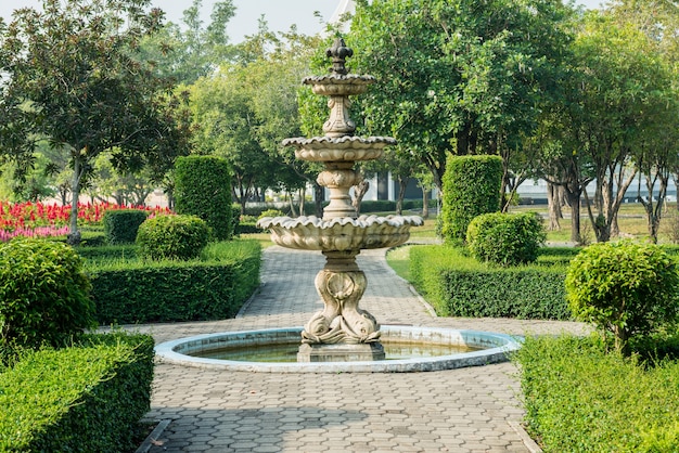 Camino en un parque público que conduce a la fuente.