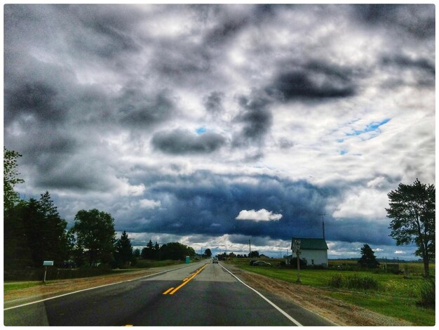 Foto el camino pasa por un cielo nublado