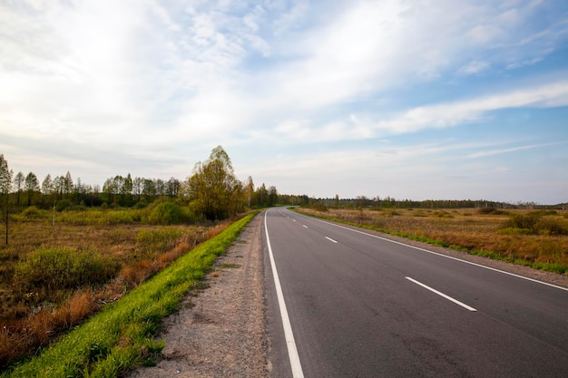 Un camino pavimentado vacío en el campo