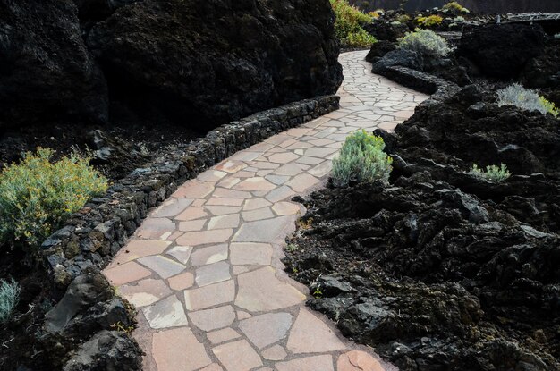 Camino de pavimento Bloques de pavimento de hormigón colocados con relleno de virutas de piedra