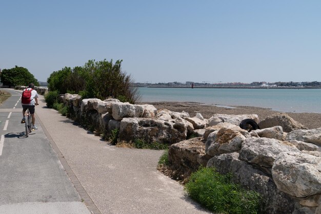 Camino para peatones y bicicletas en La Rochelle Francia cerca del océano Atlántico