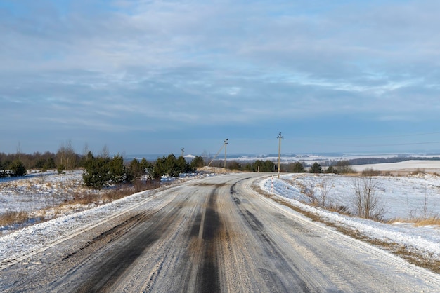 Camino peligroso en invierno después de nevadas,