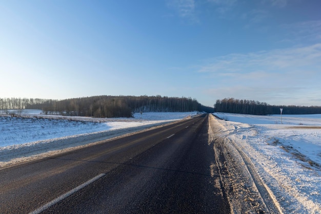 Camino peligroso en invierno después de nevadas