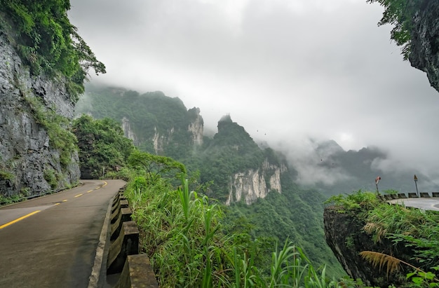 Foto camino peligroso a la montaña de tianmen
