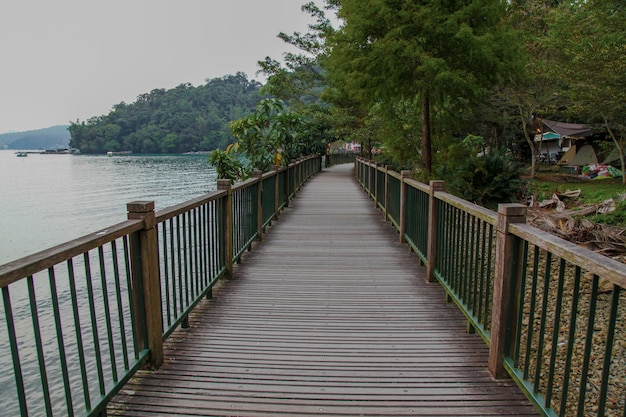 El camino a pie de madera para caminar en el lago Sun Moon en Taiwán