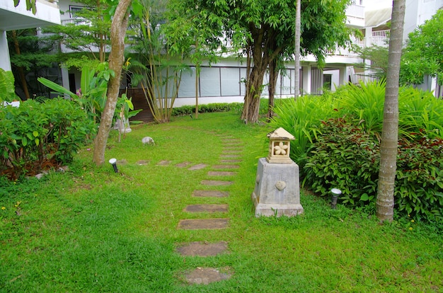 Camino de piedra de jardín con césped