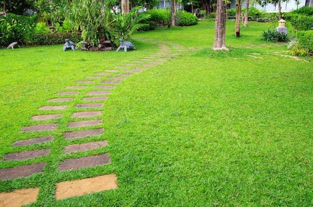 Camino de piedra de jardín con césped