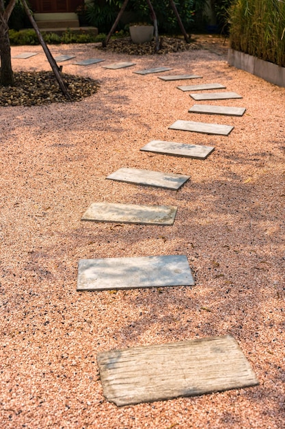 Camino de piedra zen sobre suelo de grava en el jardín