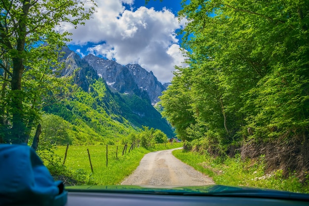 Un camino pintoresco atraviesa las montañas y los cañones de Montenegro