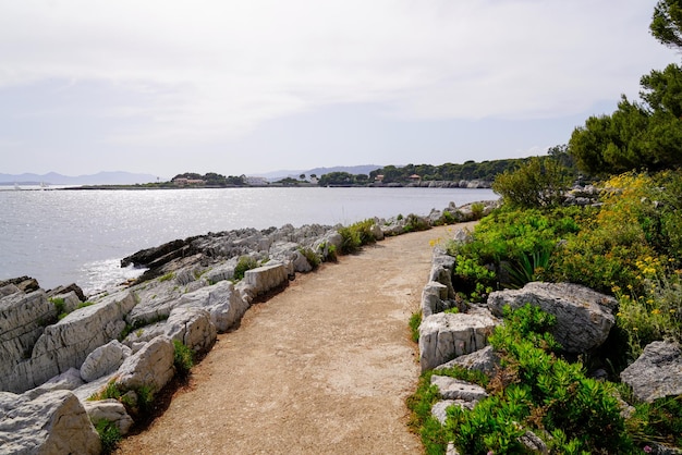 Camino en la playa de la costa a pie de playa de roca costa JuanlesPins en Antibes Francia