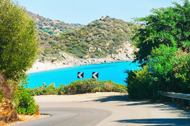 Camino a la playa de Villasimius en el mar Mediterráneo, al sur de Cerdeña en Italia