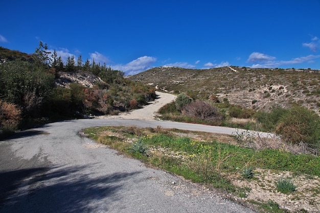 El camino en el pueblo Chipre de Lefkara