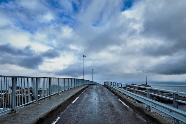 Camino en puente en Noruega