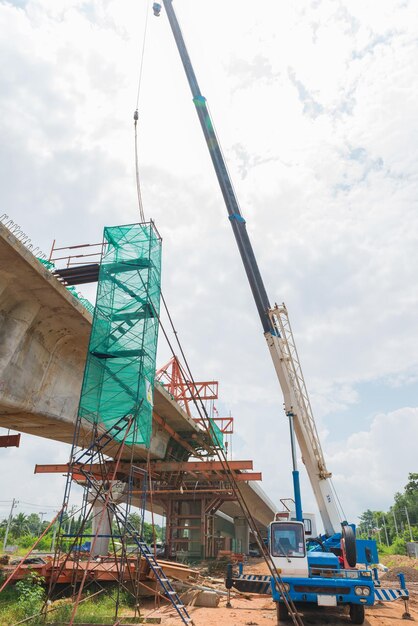 Camino de puente paralelo en construccióncampopuente largoautopista de peajeEl camino exteriorCamión grúa