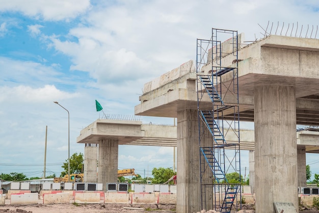 Camino de puente paralelo en construccióncampopuente largocarretera de peajeLa carretera exteriorConstrucción del sitio de la autopista de peaje del puente grande