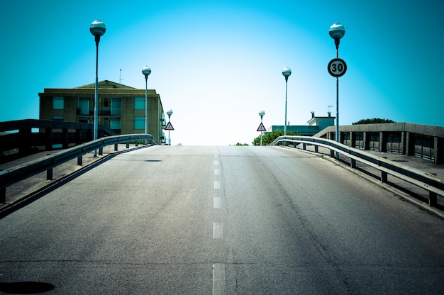 Foto el camino que va al horizonte a través del puente.