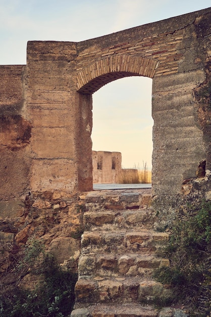 Camino que conduce al arco de piedra