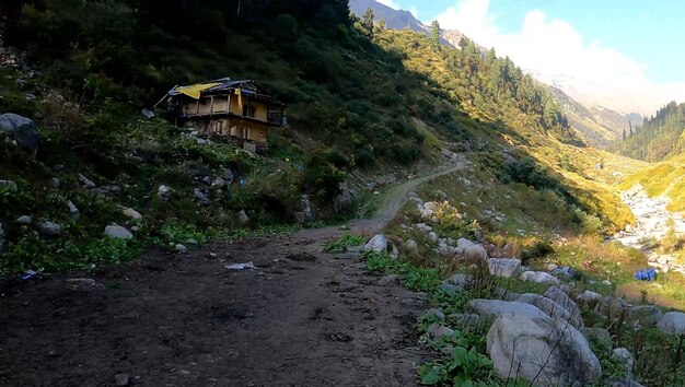 Un camino que conduce a una casa en la ladera de una montaña.