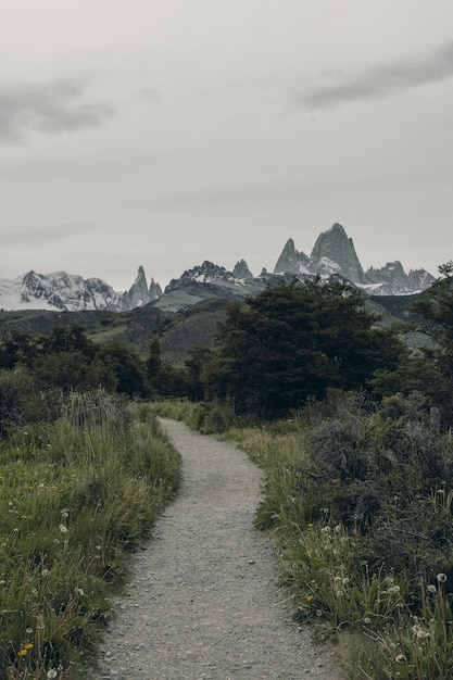 El camino que conduce a la cima del cerro Fitz Roy en la Patagonia Argentina.