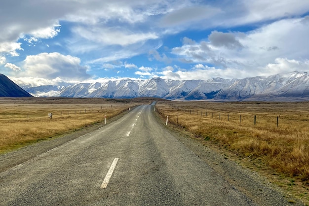 Un camino que conduce a una cordillera cubierta de nieve