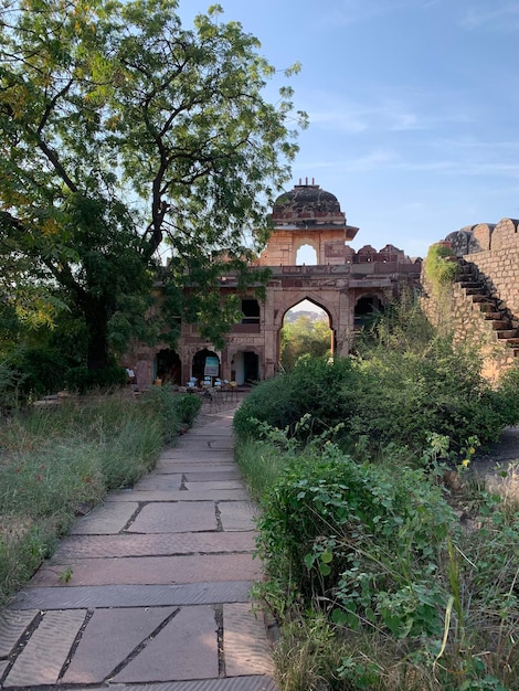 Un camino que conduce a un edificio con una puerta que dice 'las ruinas del palacio'