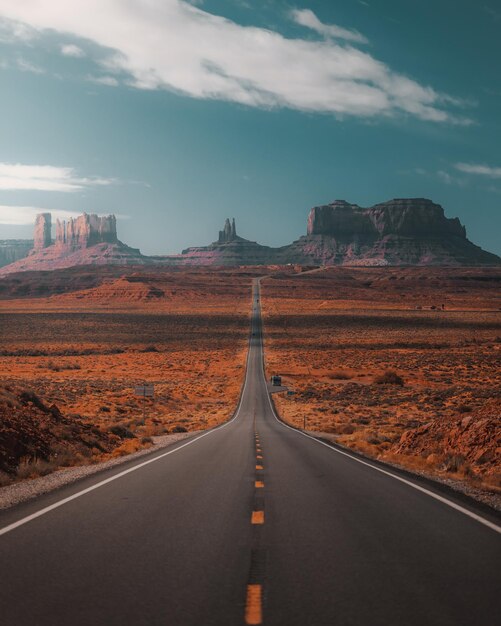 El camino que conduce a la montaña contra el cielo