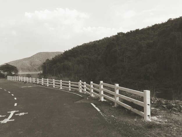 Foto el camino que conduce a la montaña contra el cielo