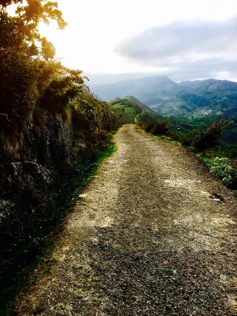 Foto el camino que conduce hacia la montaña contra el cielo