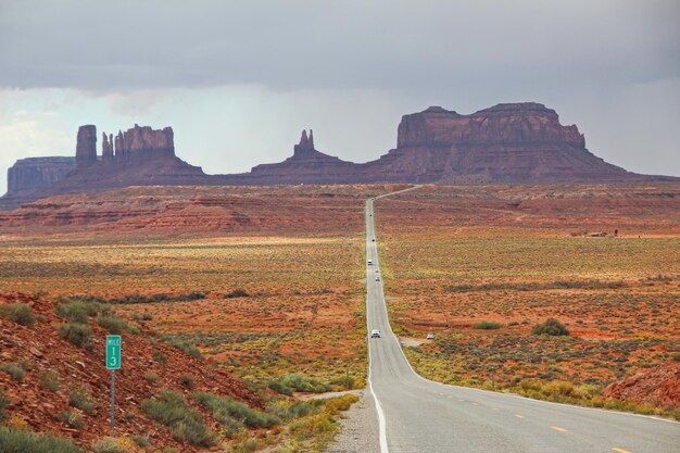 Foto el camino que conduce hacia las montañas contra el cielo