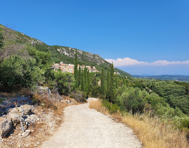 Camino que conduce a un pequeño pueblo en la ladera