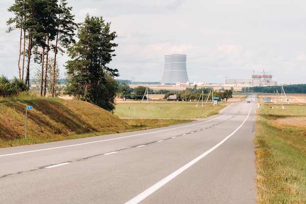 El camino que conduce a la planta de energía nuclear en el distrito de Ostrovets.El camino a la planta de energía nuclear.Bielorrusia