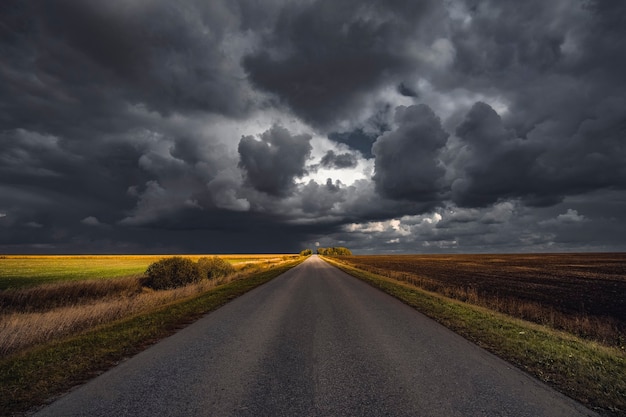 Foto camino que conduce a la tormenta