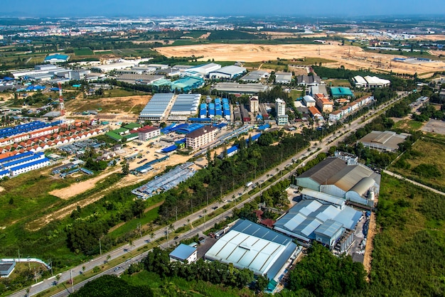 Camino que pasa por el arear residencial del sector industrial en Asia