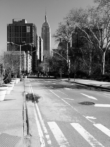 Foto camino que pasa por la ciudad