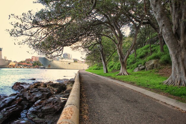 Foto camino por el río en la ciudad contra el cielo