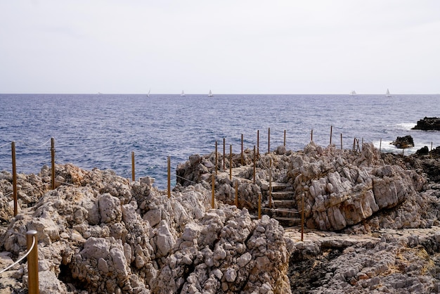 Camino de roca del mar Mediterráneo piedra en verano al sur de Antibes JuanlesPins Francia sureste