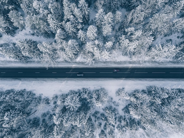 Camino rural atravesando los hermosos paisajes nevados Vista aérea Fotografía con drones