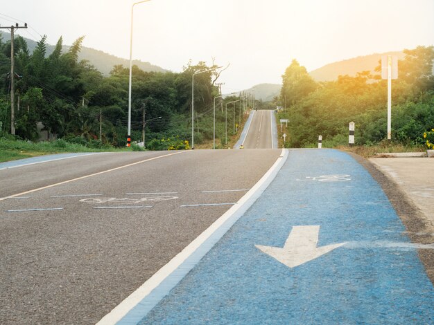 Camino rural y carril bici En medio de la naturaleza verde.