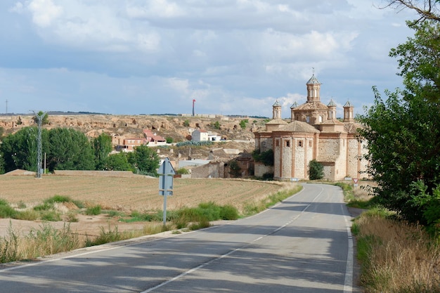 Un camino rural conduce a una iglesia llamada Ermita de San Clemente provincia de Zaragoza Aragón España