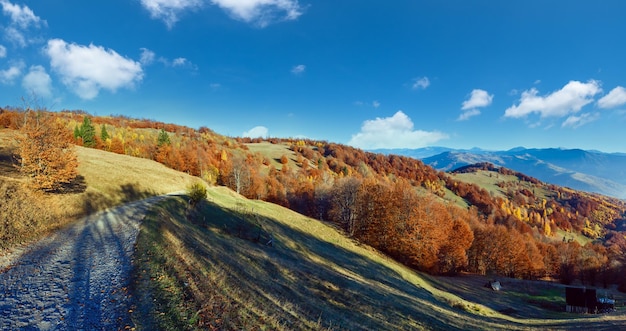 Camino rural en otoño en montaña